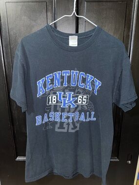 Gildan Kentucky Wildcats Badketball Crewneck Tee with Blue & White Print